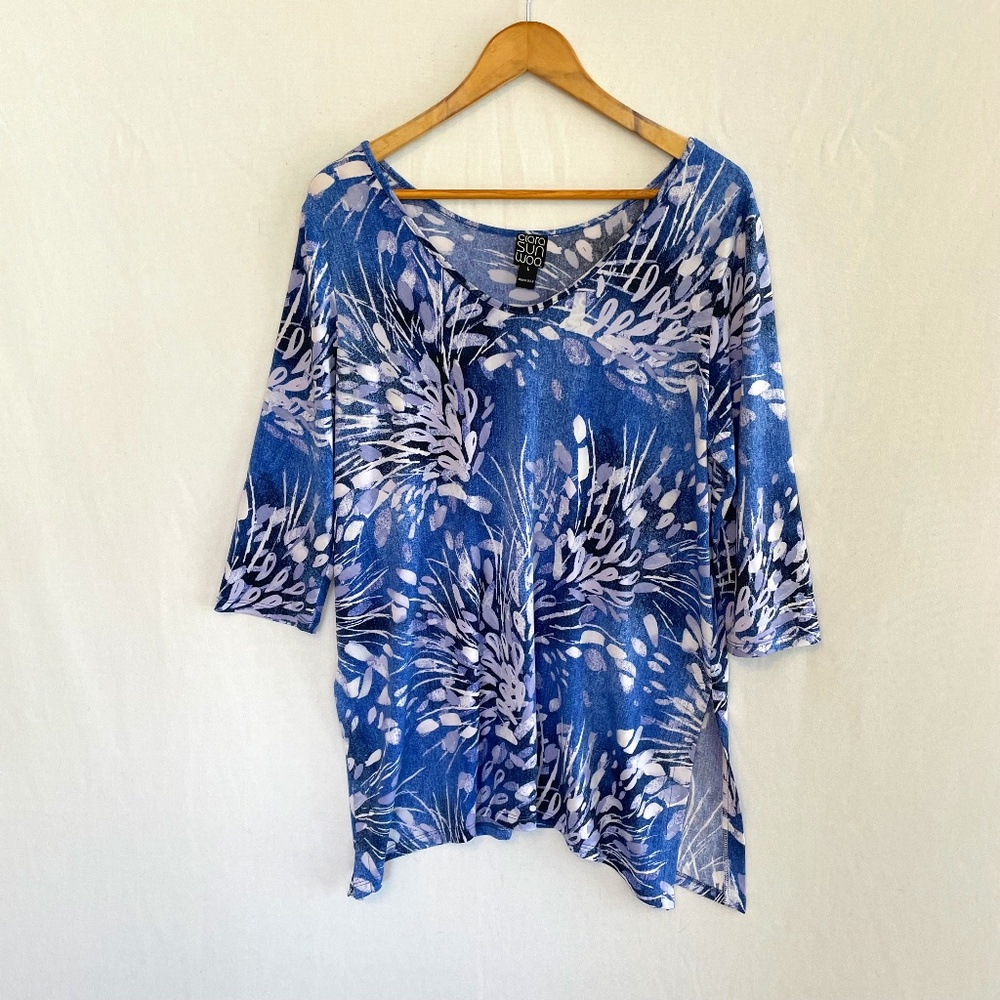 CLARA SUNWOO Women’s Large V-neck Blue & White Bold Floral Tunic Top